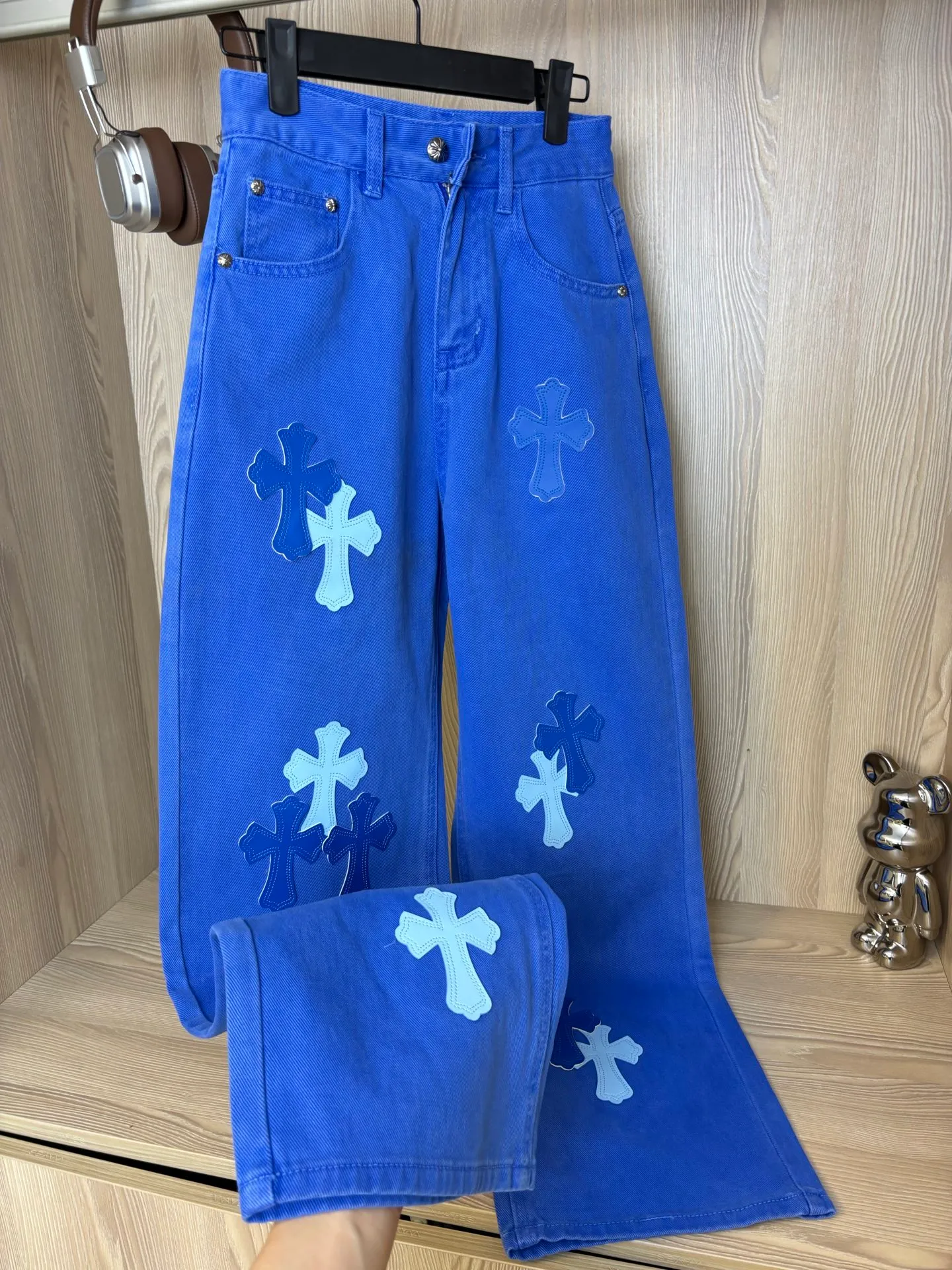 P280 model number: DC 56# ChromeHearts classic heavy leather label. London limited ice blue jeans. I accidentally cut off the upper body of a man and a woman. This set is unique. It is high-end and slim. Special Italian cowhide is printed and then cut. Customized sheepskin three-layer thick line leather. The whole body is spliced in heavy water washing process. The craftsman hand-splashes ink. You can see the details. Three-dimensional cutting version. Loose and comfortable, not picky on the figure. It looks tall and slim. It is made by a large factory. Original factory quality control. Same style for men and women. Can be matched with couples. Versatile recommendation. Must-have jeans for all seasons. Color: ice blue. Size: s m l xl (Picture 9️⃣Size chart)